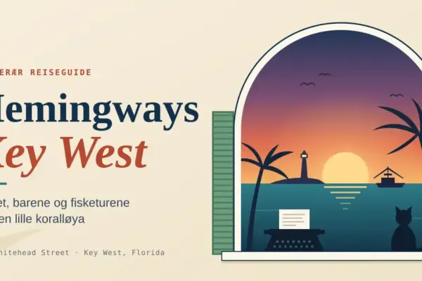Illustrasjon med teksten «Hemingways Key West» ved siden av et buet vindu med grønne skodder og utsikt mot en solnedgang over havet med palmer, fyrtårn og fiskebåt, og med en skrivemaskin og en sittende katt i vinduskarmen.