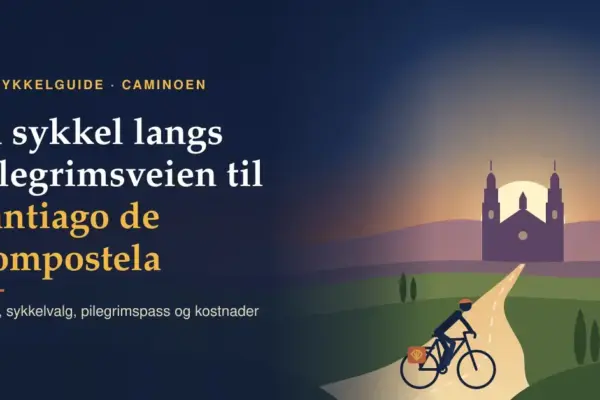 Illustrasjon av en syklist med sykkelvesker på en grusvei gjennom grønne åser mot en katedral i solnedgang, med en caminomerkestein med kamskjell og gul pil, og teksten «På sykkel langs pilegrimsveien til Santiago de Compostela».